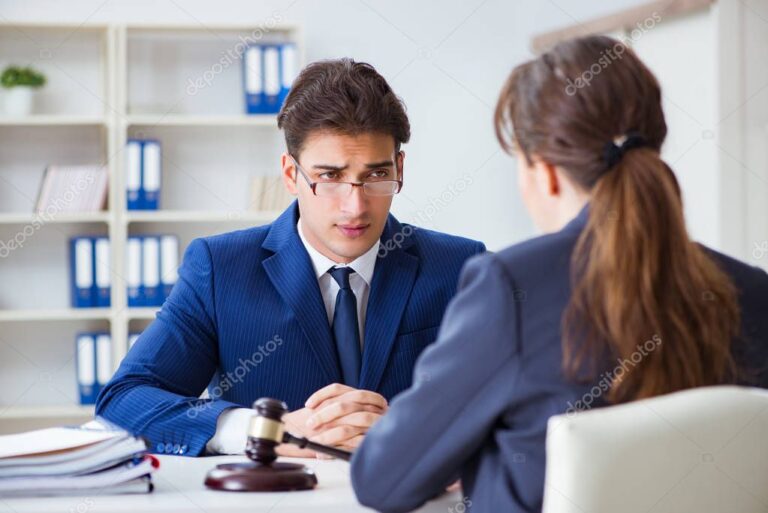abogado hablando con su cliente en oficina