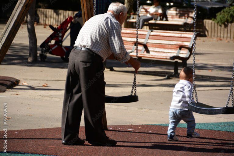 abuelo y nieto jugando en el parque
