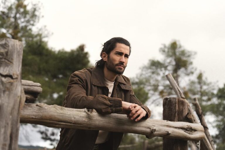 actor en un paisaje salvaje