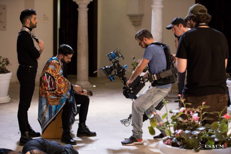 actores en escena durante una filmacion