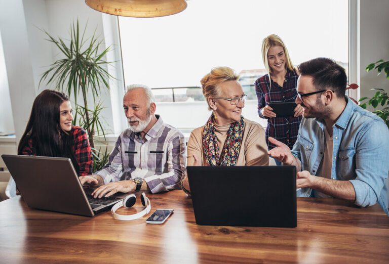 adultos mayores aprendiendo en linea