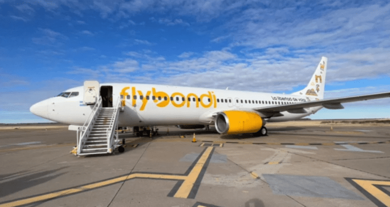 aeropuerto de puerto madryn con aviones