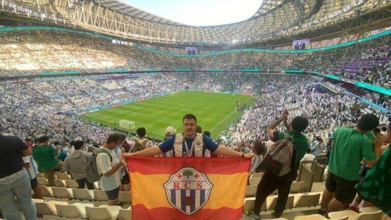aficionados del futbol disfrutando en qatar
