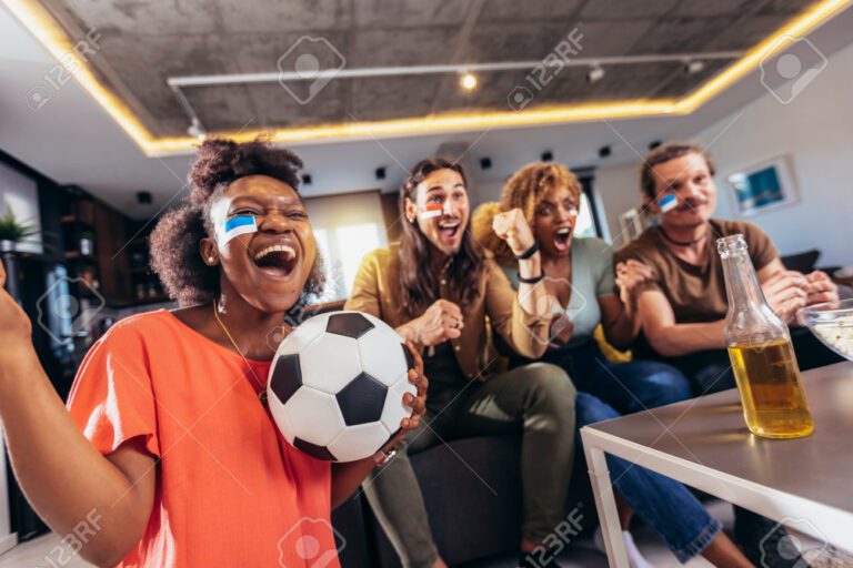 aficionados viendo un partido de futbol