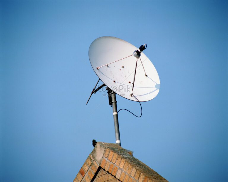 antena parabolica en un cielo despejado
