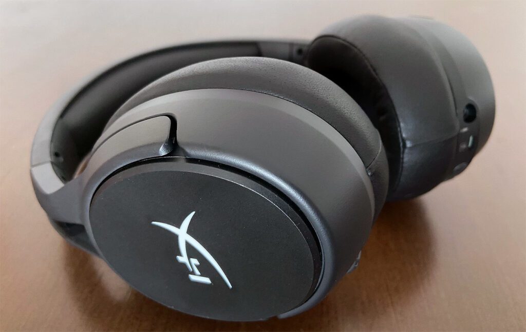 Cuánto tiempo tarda en cargar los auriculares HyperX Cloud Flight