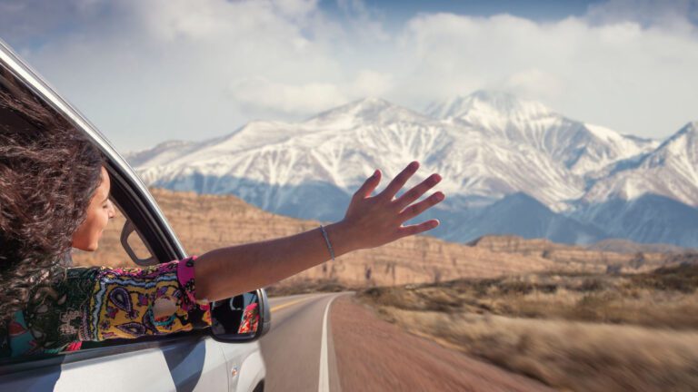 auto en la carretera con paisaje argentino