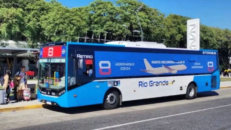 autobus en ruta hacia el aeropuerto ezeiza