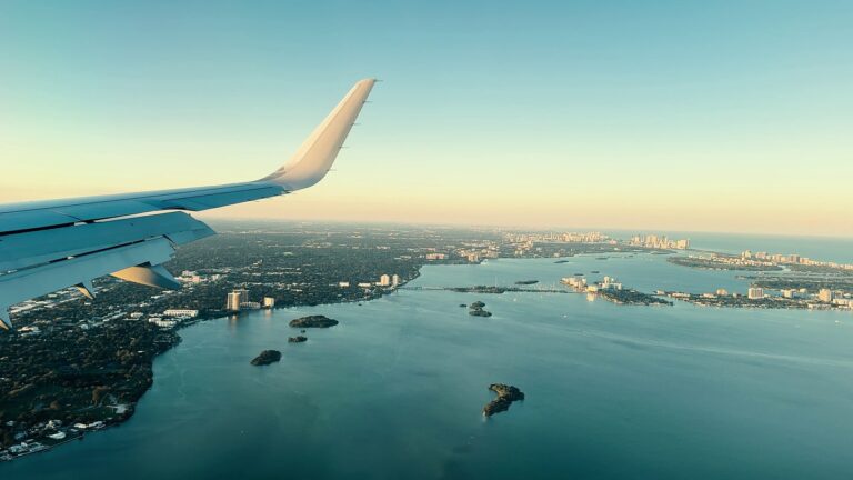 avion despegando sobre un paisaje virtual
