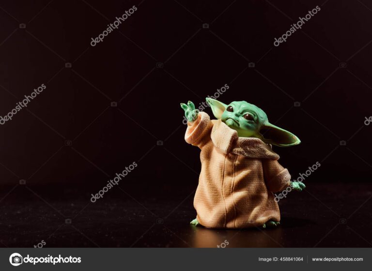 baby yoda sentado con grandes ojos curiosos