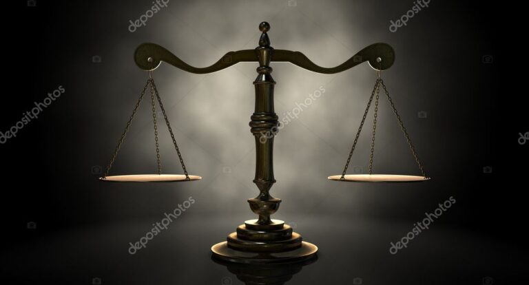 balanza de la justicia sobre fondo oscuro
