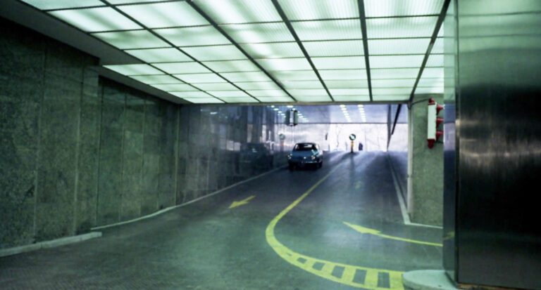 banco en tunel moderno y funcional