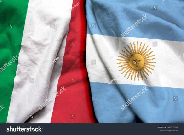 banderas de argentina e italia entrelazadas