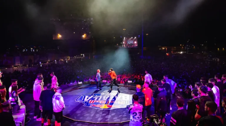 batalla de raperos en escenario vibrante