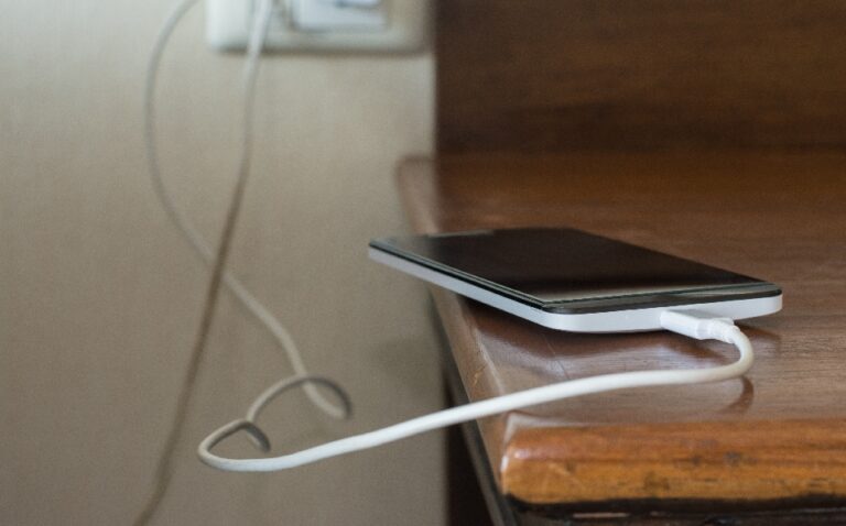 bateria de celular cargandose al amanecer