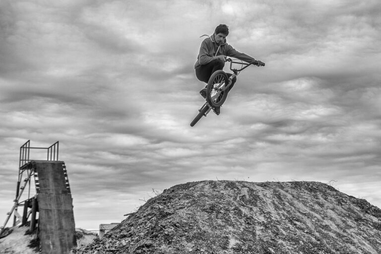 bicicleta bmx en accion sobre un salto
