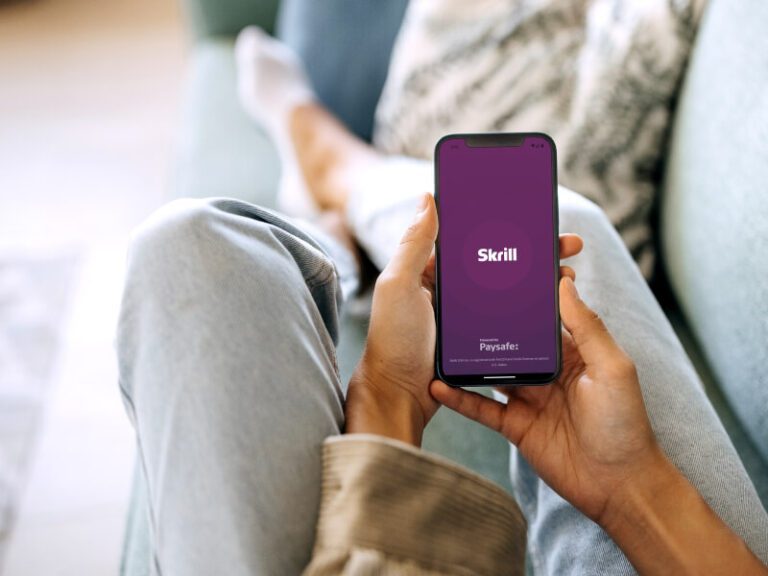 billetera digital en una mano moderna