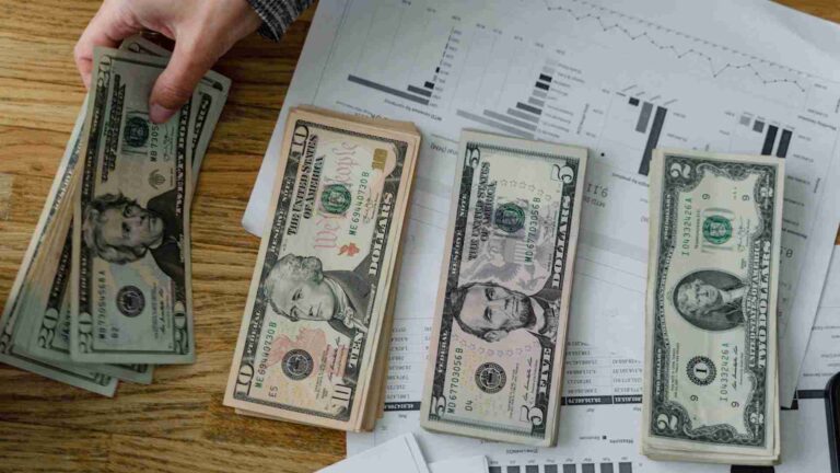 billetes de dolar en diferentes denominaciones