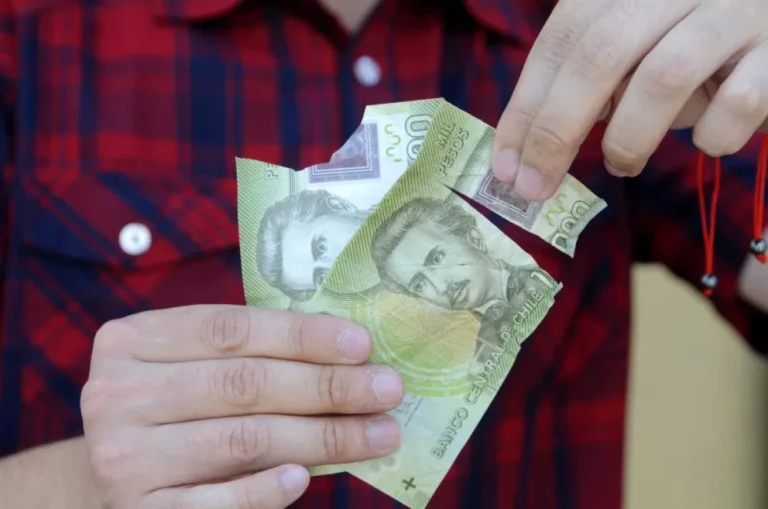 billetes rotos en manos de un banco