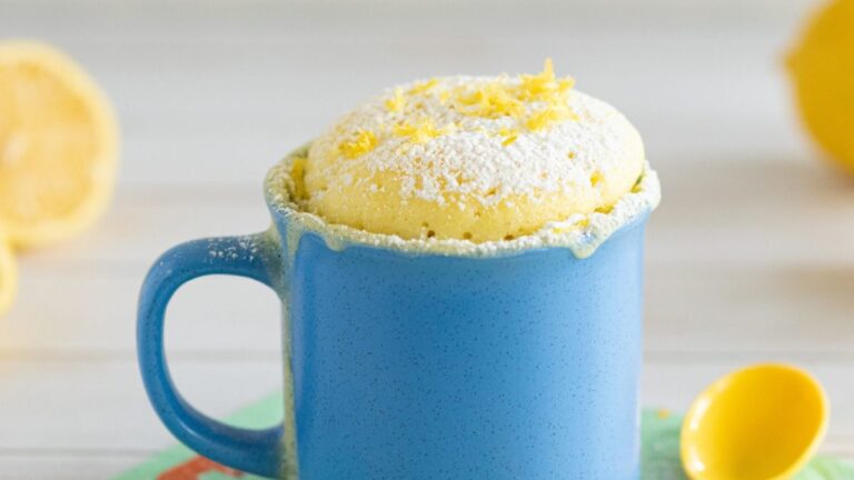 bizcochuelo en taza con ingredientes frescos