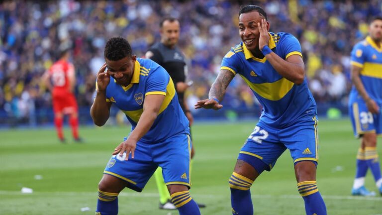 boca juniors celebrando un gol