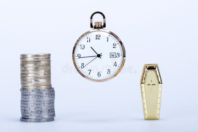 bolsillo con monedas y un reloj