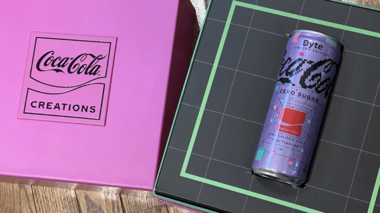 botella de coca cola byte en fondo colorido