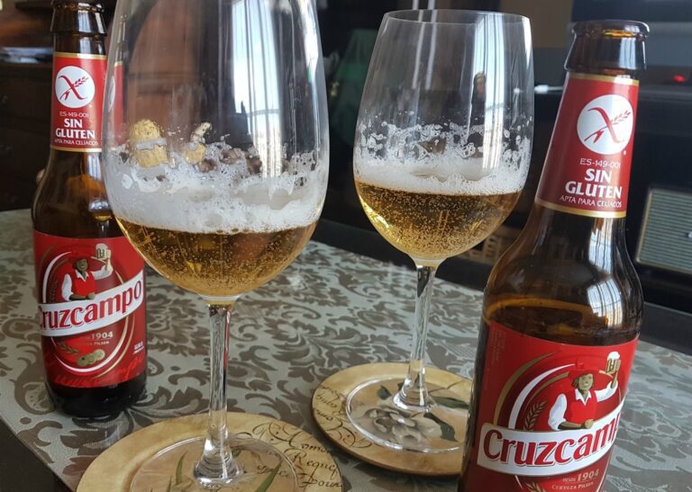 botellas de cerveza sin gluten sobre una mesa