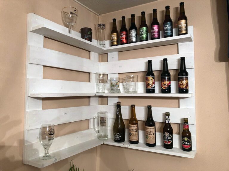 botellas de vino y cerveza en estanteria