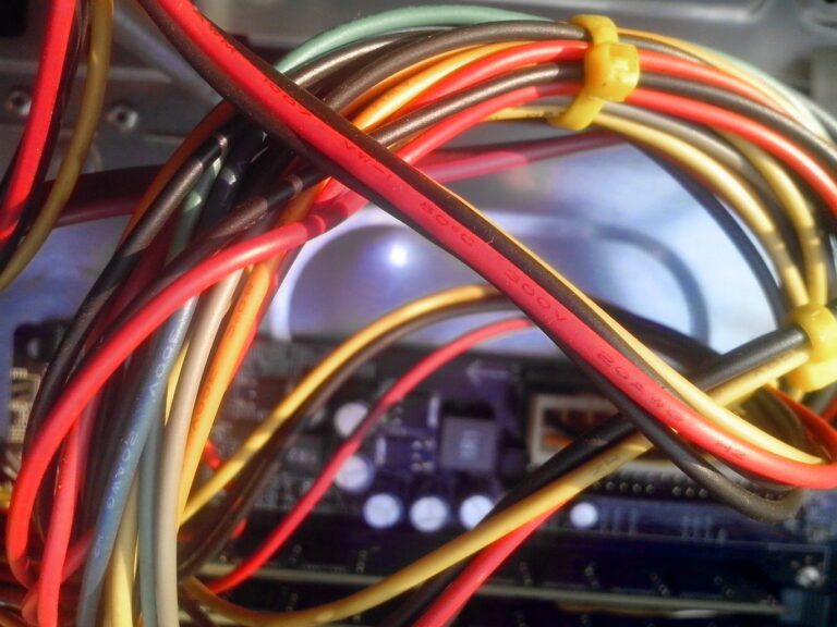 cables de red organizados en un estante