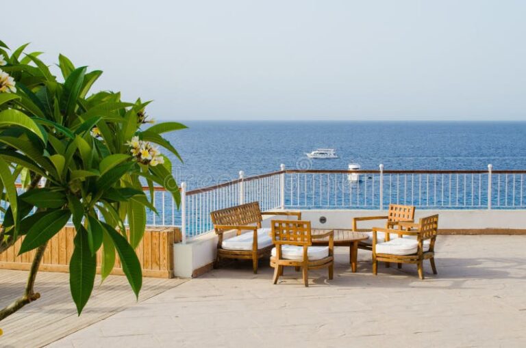 cafe acogedor con vistas al mar