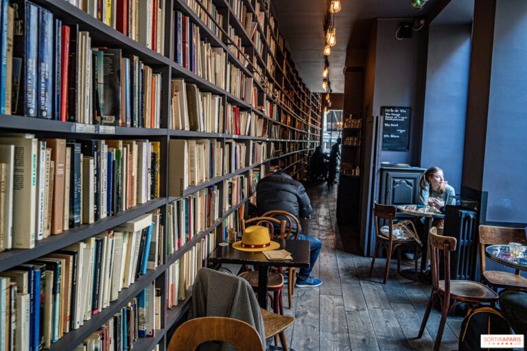 cafe elegante en libreria historica