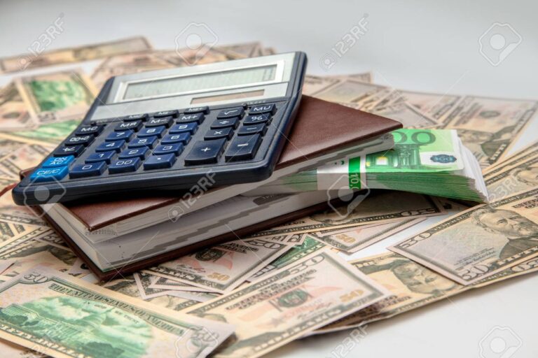 calculadora y billetes sobre una mesa