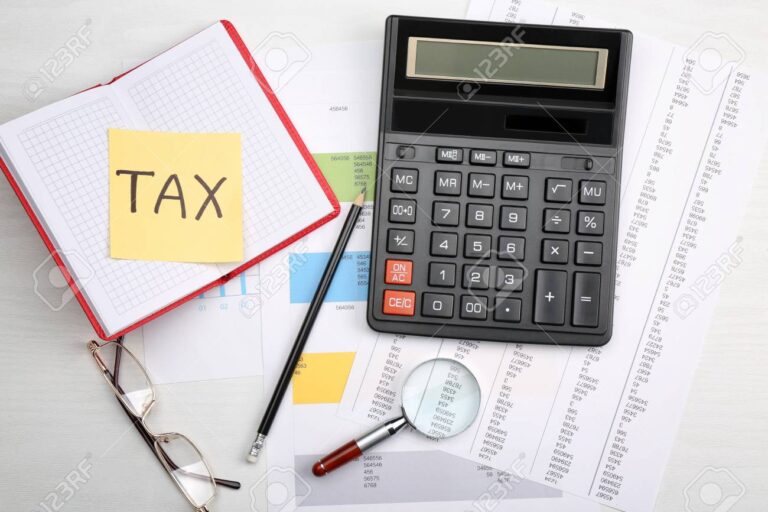 calculadora y documentos fiscales sobre mesa