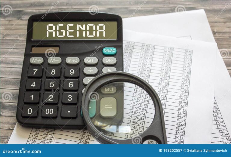 calculadora y numeros en una mesa