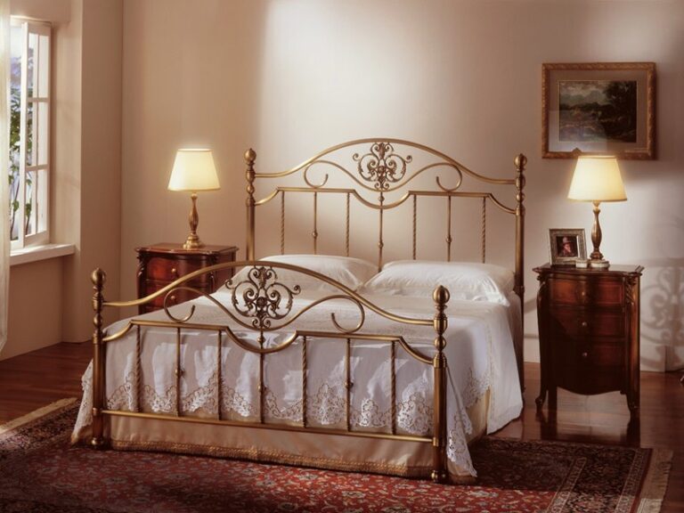 cama de bronce antigua en un entorno elegantemente decorado
