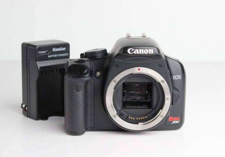 camara canon rebel xsi sobre fondo blanco