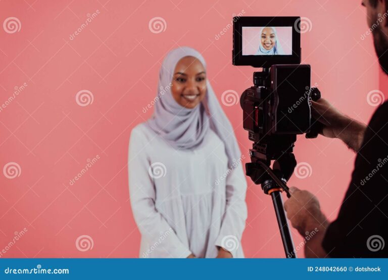 Cómo hacer videos largos en YouTube y captar la atención del público 5 camara grabando en un estudio de video