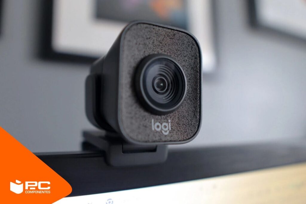 camara web moderna sobre escritorio elegante