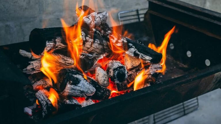 carbon encendido junto a una parrilla