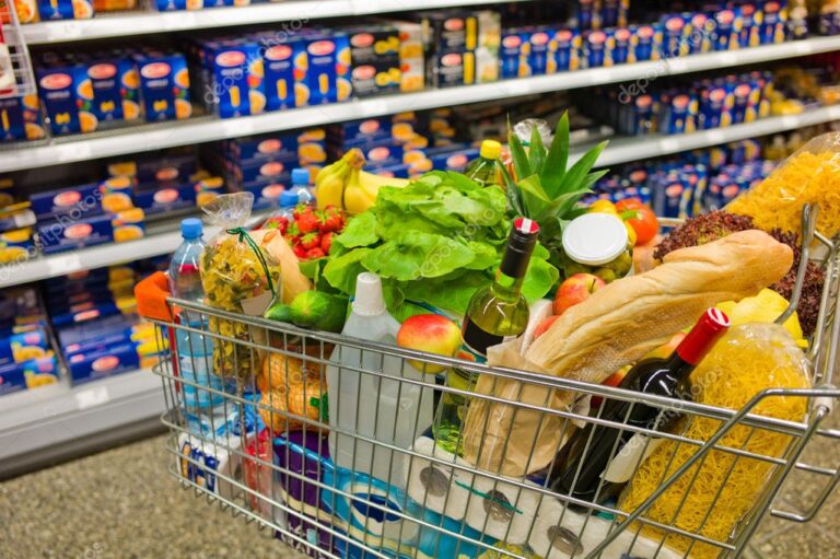 carro de compras lleno en supermercado