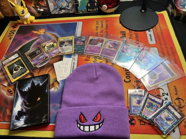 cartas de pokemon team rocket en una mesa