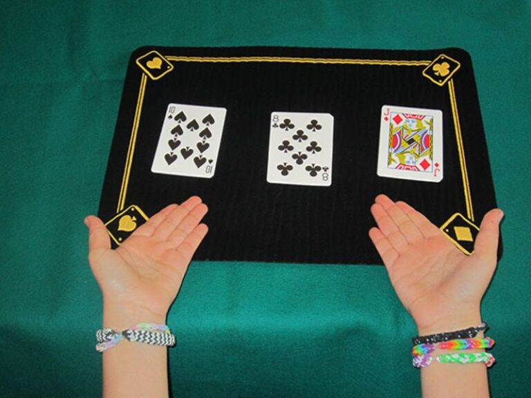 cartas de truco sobre una mesa de juego