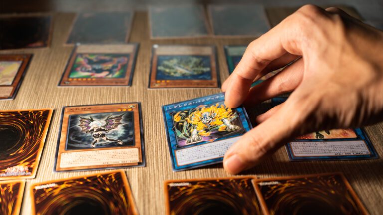 Cómo se ordenan las temporadas de Yu-Gi-Oh! cronológicamente 25 cartas de yu gi oh en una mesa