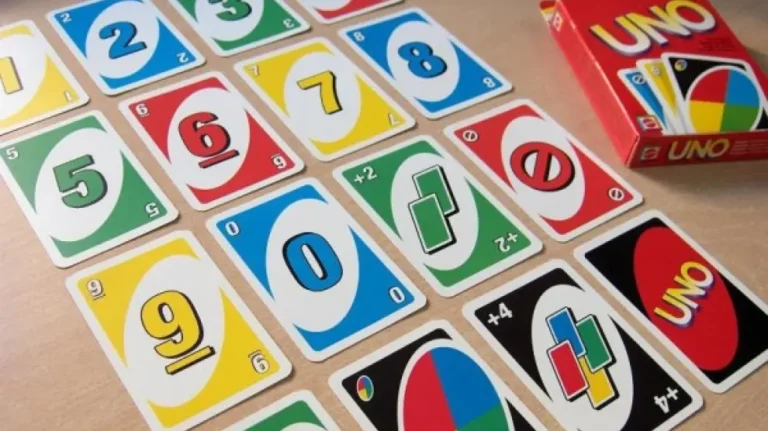 cartas uno en una mesa de juego