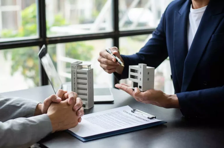 casa con documentos y herramientas de gestion