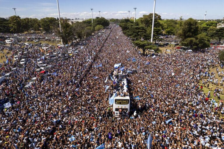 celebracion de aficionados de futbol en argentina