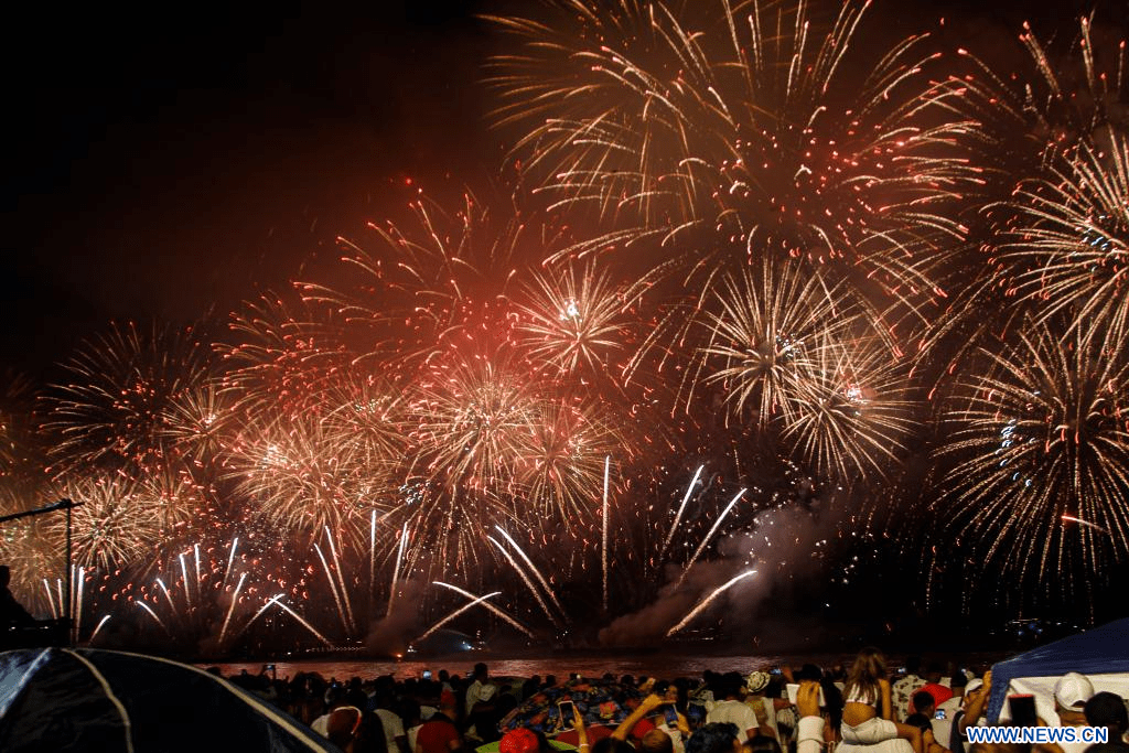 Qué frases inspiradoras para desear un feliz año nuevo puedo usar 1 celebracion de ano nuevo con fuegos artificiales