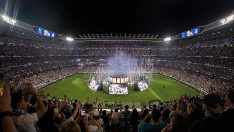 celebracion de goles en un estadio lleno