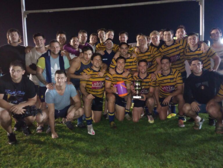 celebracion de un equipo de rugby triunfador